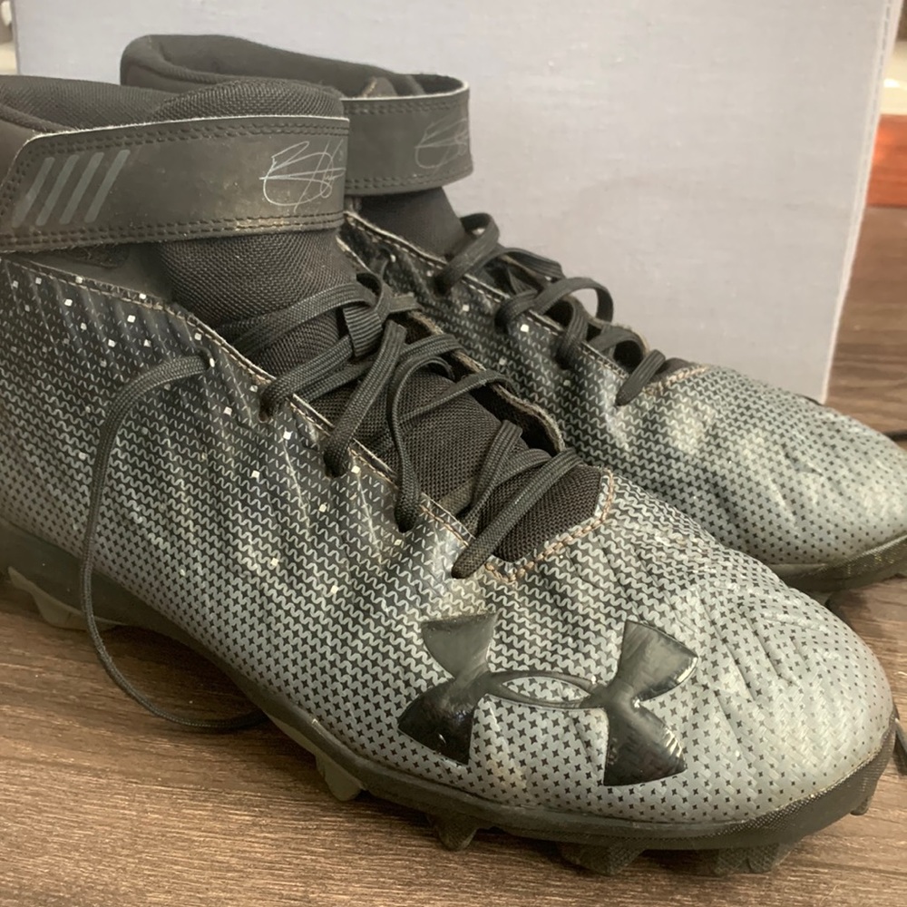 Size 10 in mens baseball cleats